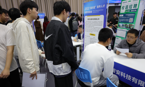 图为招聘活动现场。李琪 摄 图为招聘活动现场。李琪 摄