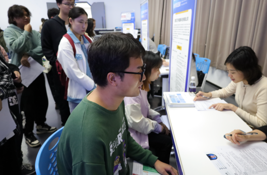 图为招聘活动现场。李琪 摄 图为招聘活动现场。李琪 摄